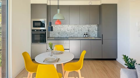 Fully equipped kitchen with dinning area