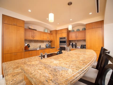 Granite counters and premium appliances make cooking in your gourmet kitchen a pleasure. WBV-PH505