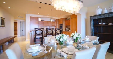 A perfect setting for lingering meals, complete with tropical blooms and coastal décor. WBV-PH505