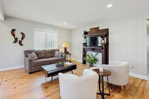 Black Mountain Vacation Rental | 2BR | 2BA | 1,100 Sq Ft | Steps to Enter