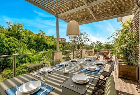 Welcome to Bay View Home, a splendid apartment located in a modern villa, an oasis of luxury and comfort that is accompanied by its extraordinary characteristics.This exclusive residence offers 4 bedrooms, one perfectly arranged, and can accommodate up t Apartment in La Spezia