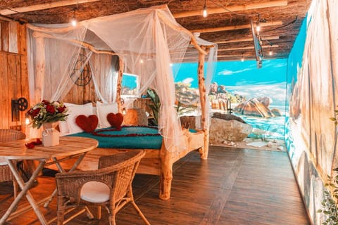 Loft chaleureux – lumières chaudes et pierre
