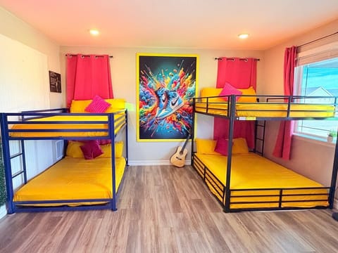 Bunk bedroom with two queen beds + two full beds