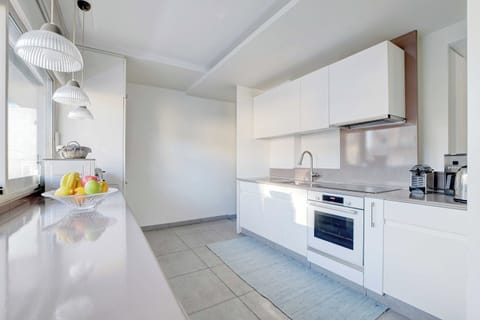 Apartment | Private kitchen | Fridge, microwave, oven, stovetop