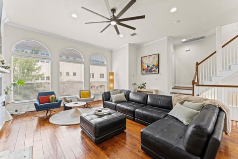 Large Living Room for family gatherings with plenty of sitting space/75 inch TV
