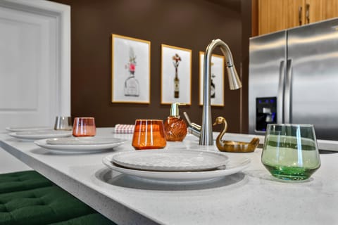 Fully equipped kitchen w. bar seating