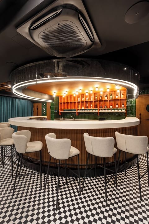 Deluxe Twin Room | Bar (on property)