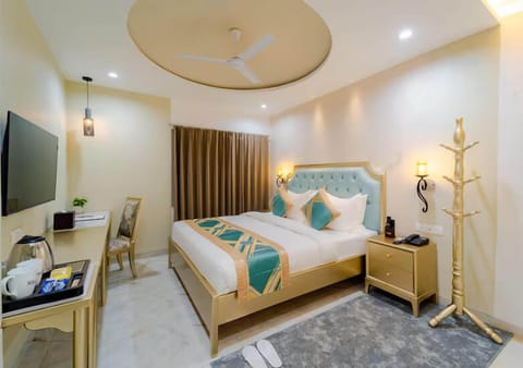 Luxury Suite | Laptop workspace, iron/ironing board (on request), WiFi (free)