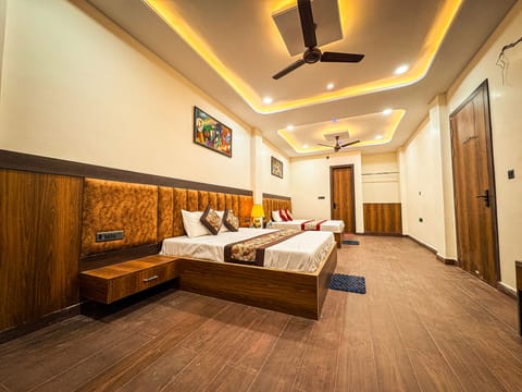Family Room | Hypo-allergenic bedding, laptop workspace, soundproofing, free WiFi