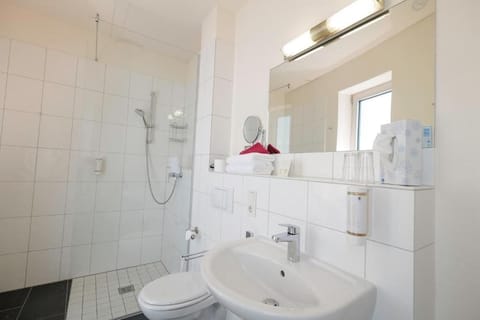 Superior Double Room, Balcony | Bathroom | Shower, towels, soap, shampoo