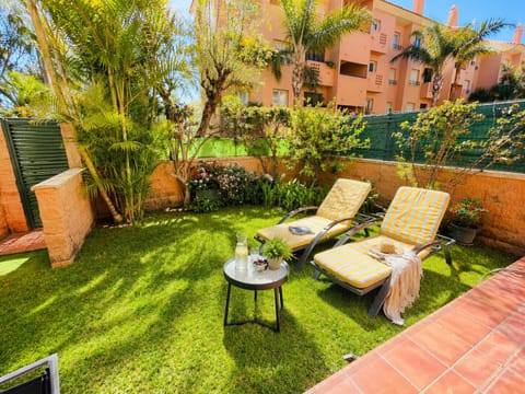Terraza soleada con jardín tropical
