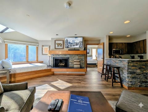 Gorgeous 1 bedroom  Condo in Lakeside Village!