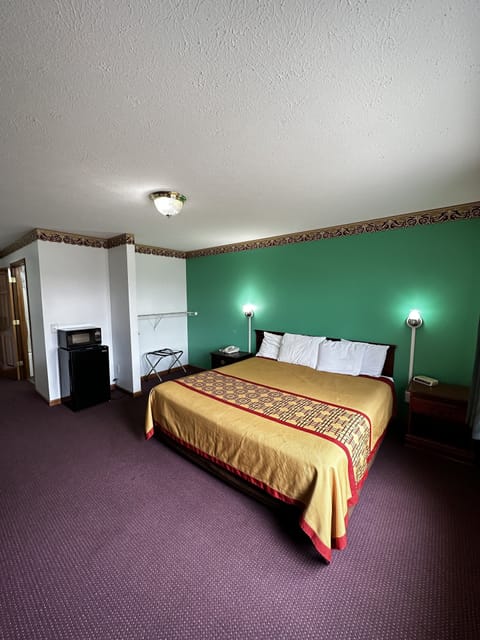 Classic Room, 1 King Bed | Desk, iron/ironing board, free WiFi, bed sheets