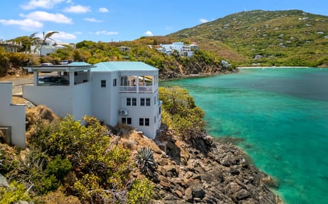Just a short, 2-minute drive to Hull Bay Beach.