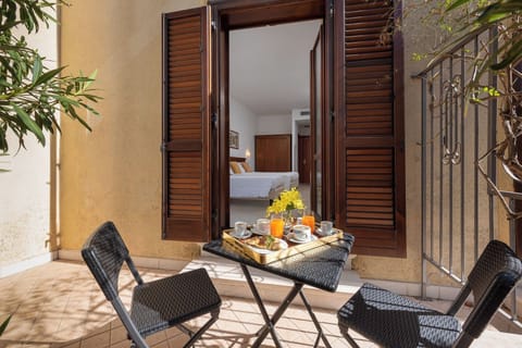 Triple Room | Desk, free WiFi