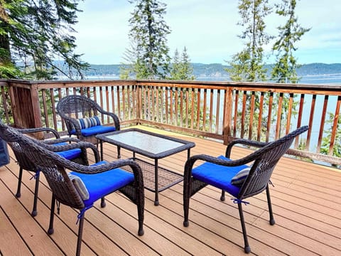 Enjoy waking up and having a cup of coffee while taking in the views of Lake CDA. 