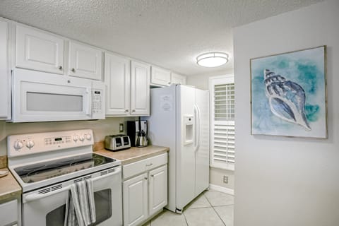 This bright coastal kitchen enhances your beach stay with full-size appliances, ample storage, and beach-inspired décor. Perfect for preparing meals, snacks, and drinks before heading out to the sand or relaxing seaside.
