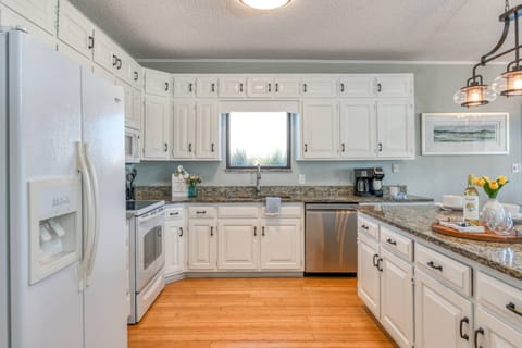 The spacious and fully-stocked kitchen has everything you need to prepare your favorite foods and drinks.