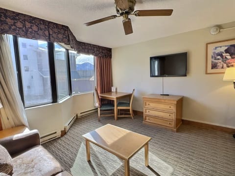 【Sleeping】A separate king area with mountain light — set apart from the living room
Listed with @BookTraverse