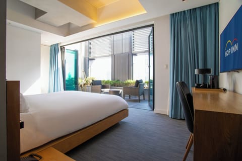 Panorama Room with View | Down comforters, in-room safe, desk, laptop workspace