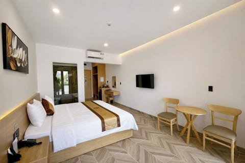 Executive Double Room, Balcony, City View | Minibar, soundproofing, iron/ironing board, WiFi (free)