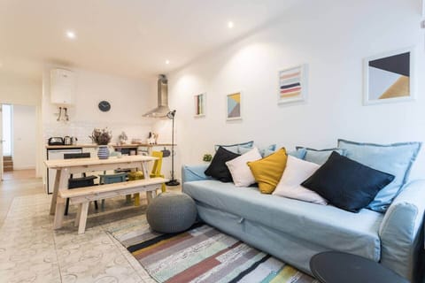 The design colours, materials and patterns have been carefully chosen to give a sense of cohesion and extra comfort throughout the apartment. 