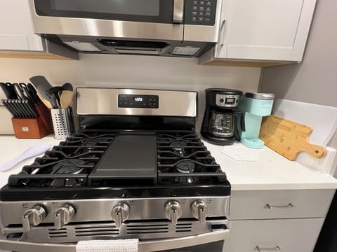 Gas range, built-in microwave, quartz counters