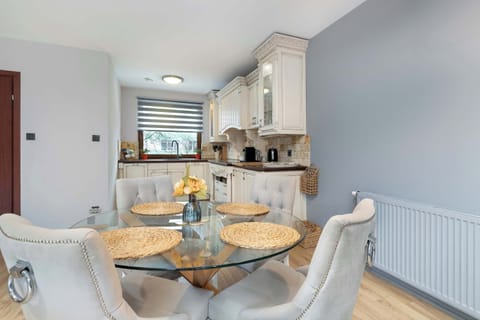 The combined kitchen and dining area forms a functional, open space where guests can easily prepare meals and enjoy time together.