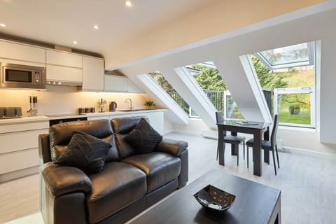 Ross' View, Attic, Apartment 5, Whitby - Host & Stay