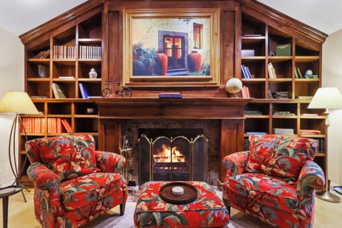 Formal sitting room with fireplace 