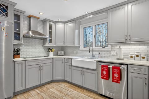 Modern Kitchen | Farmhouse Sink | Ample Counter Space