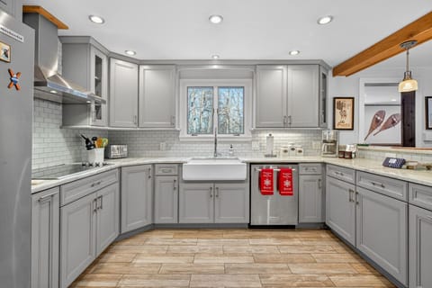 Modern Kitchen | Farmhouse Sink | Ample Counter Space