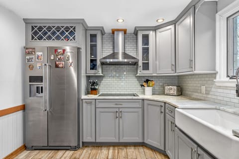 Modern Kitchen | Farmhouse Sink | Ample Counter Space