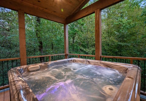 A closer look at the bubbling hot tub makes it easy to imagine soaking here after a day of hiking or exploring Broken Bow.