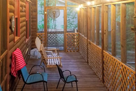 Townville Vacation Rental | 4BR | 3BA | 2,330 Sq Ft | Stairs Required