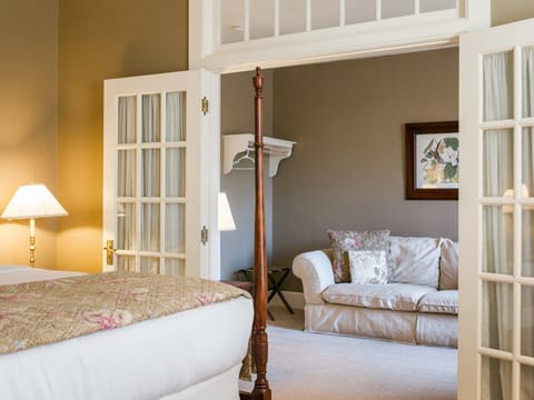 Bedroom & Sitting Area