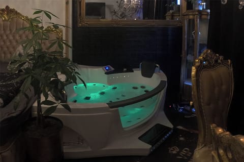 Indoor spa tub