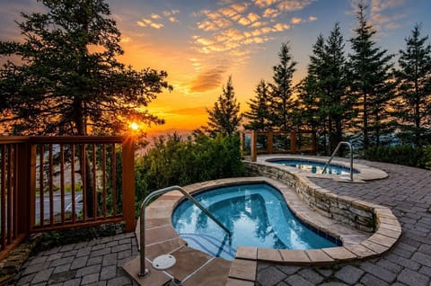 Enjoy complimentary access to the Rimfire Lodge communal hot tub!