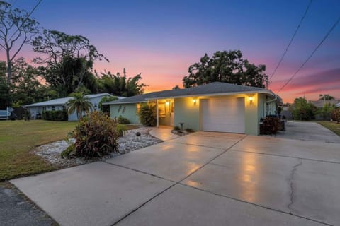 Welcome to Sarasota Sunhaven! Bright, inviting home in a quiet Sarasota neighborhood.