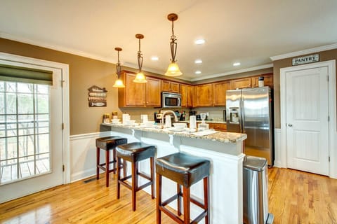 Breakfast Bar | Pendant Lighting, Seating for Three & Open Design