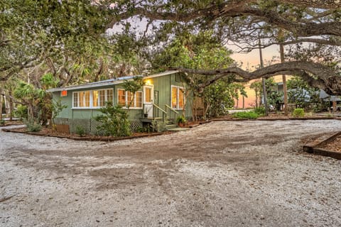 Pelican is a fetching 1940s stand-alone cottage set back under the spreading live oaks.