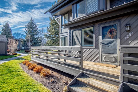Located in a quiet complex walking distance to Sun Valley Lodge & Pavilion