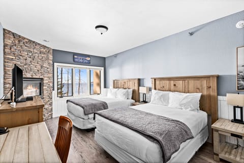 Cozy queen bed with stunning lake views right from the window