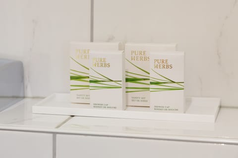 Superior Double Room | Bathroom | Free toiletries, hair dryer, towels