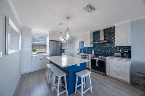 Kitchen Island seats 5