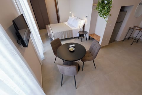 Deluxe Studio | Desk, laptop workspace, soundproofing, free WiFi