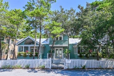 WELCOME TO PINETUCKET ON FOREST STREET IN SEASIDE, FLORIDA