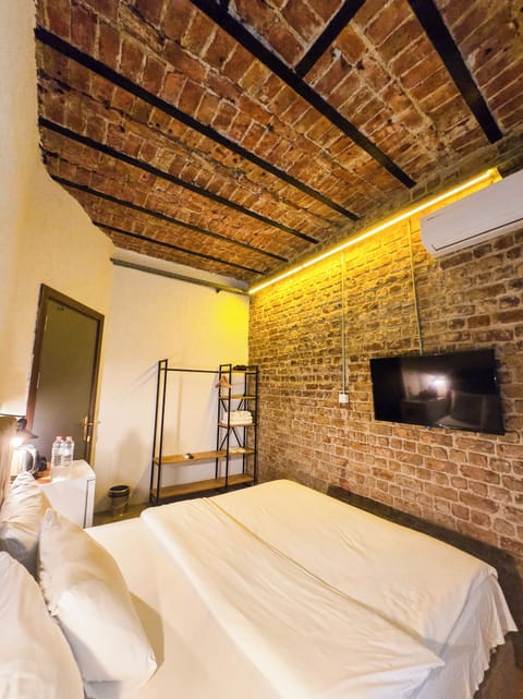 Basic Room | Premium bedding, minibar, iron/ironing board, free WiFi