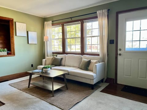 [Living area 1] Smart tv + sofa