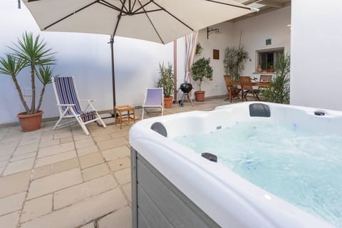 Indoor spa tub